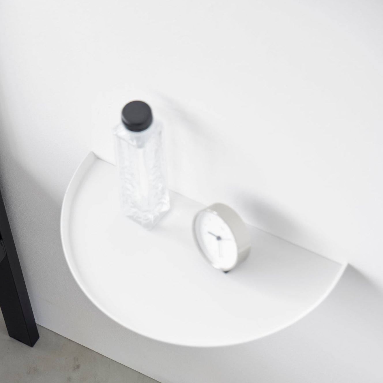 Plassbesparende hylle som passer i ulike rom.