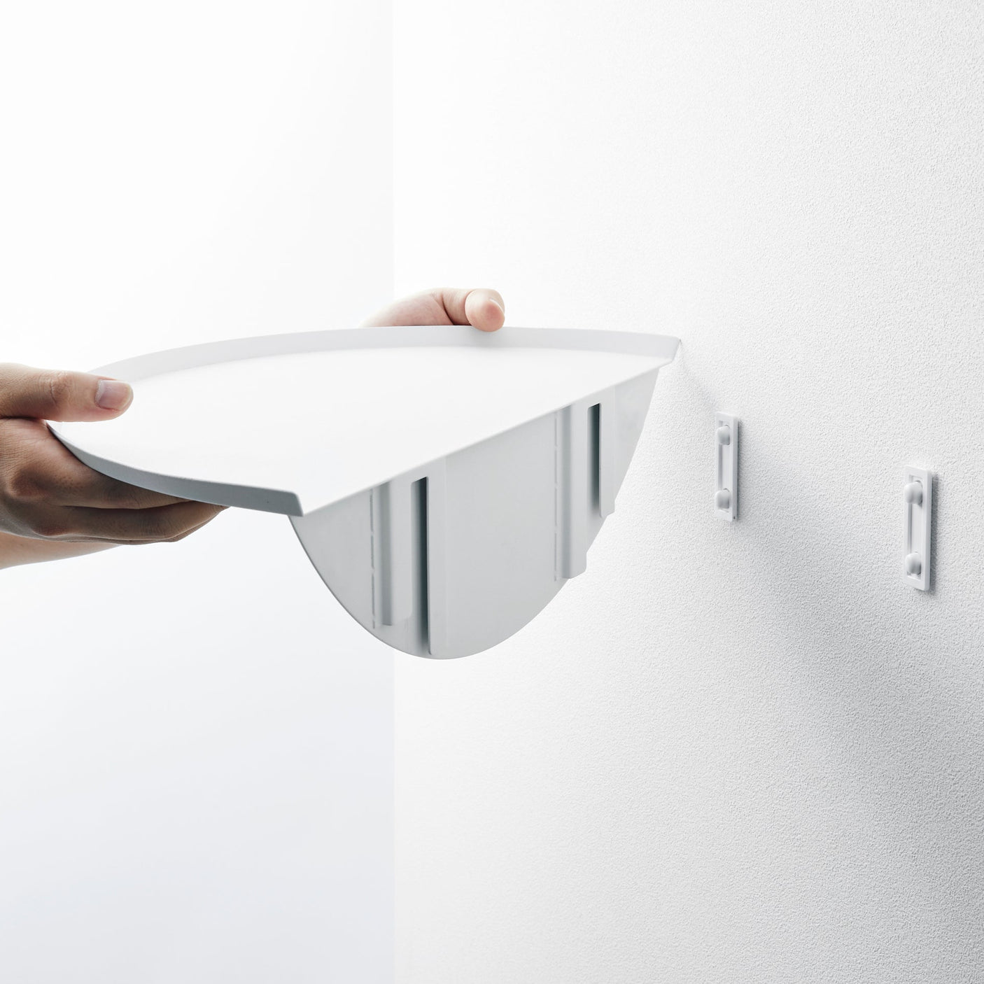 Halvmåneformet vegghylle for dekor og praktisk bruk