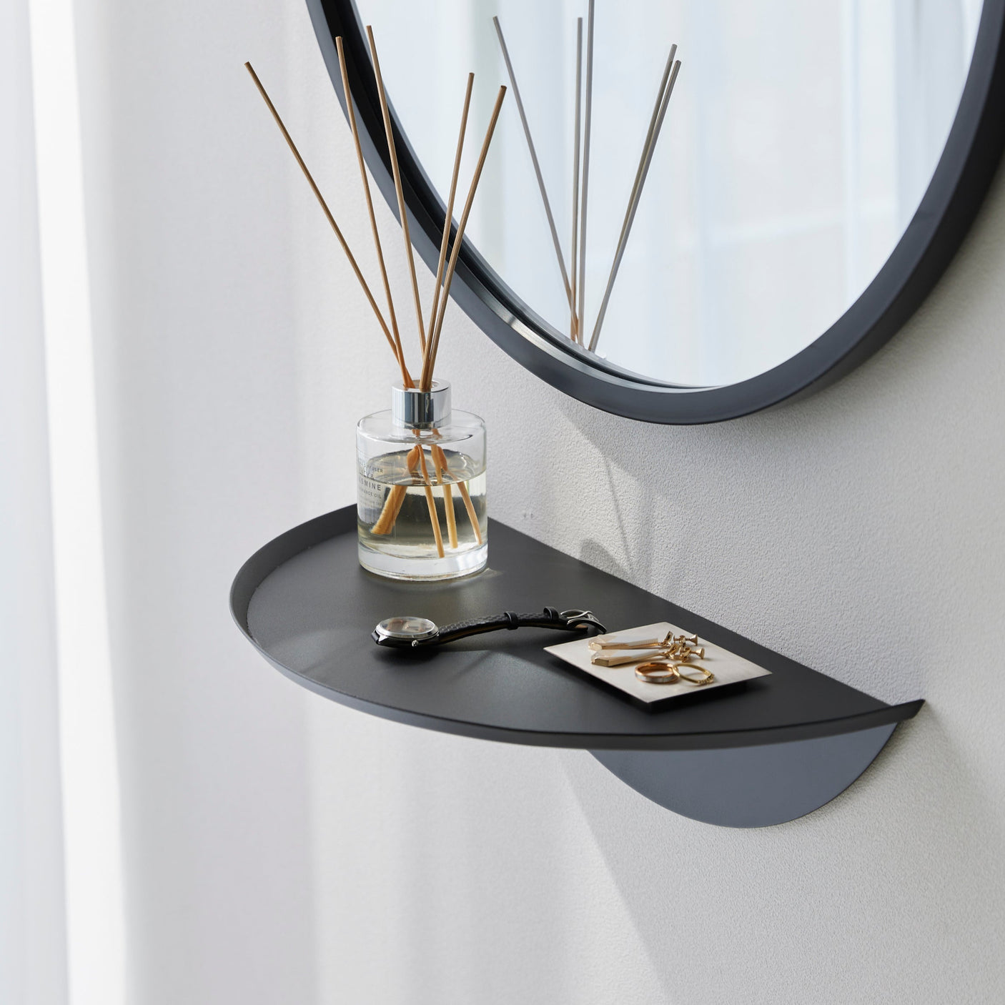 Vegghylle i minimalistisk utførelse for små oppbevaringsbehov.