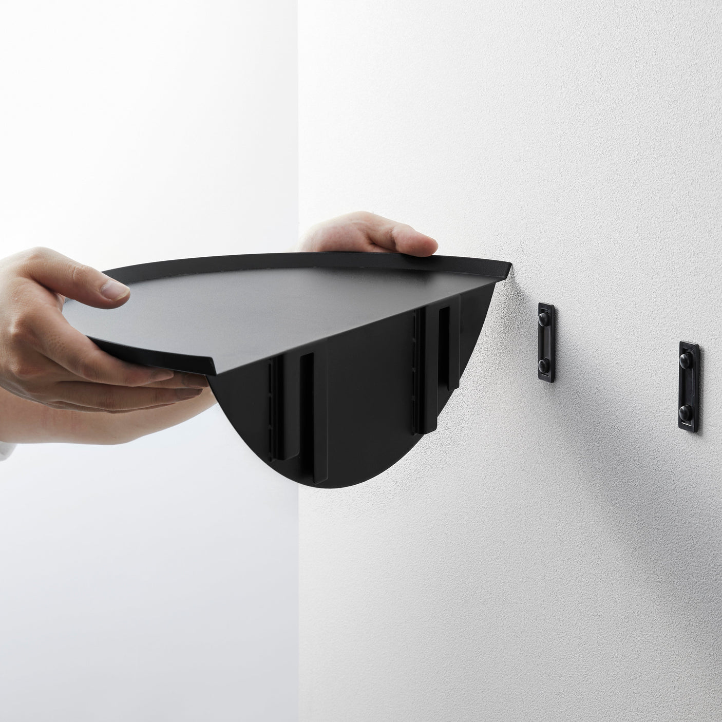 Halvmåneformet vegghylle for dekor og praktisk bruk.