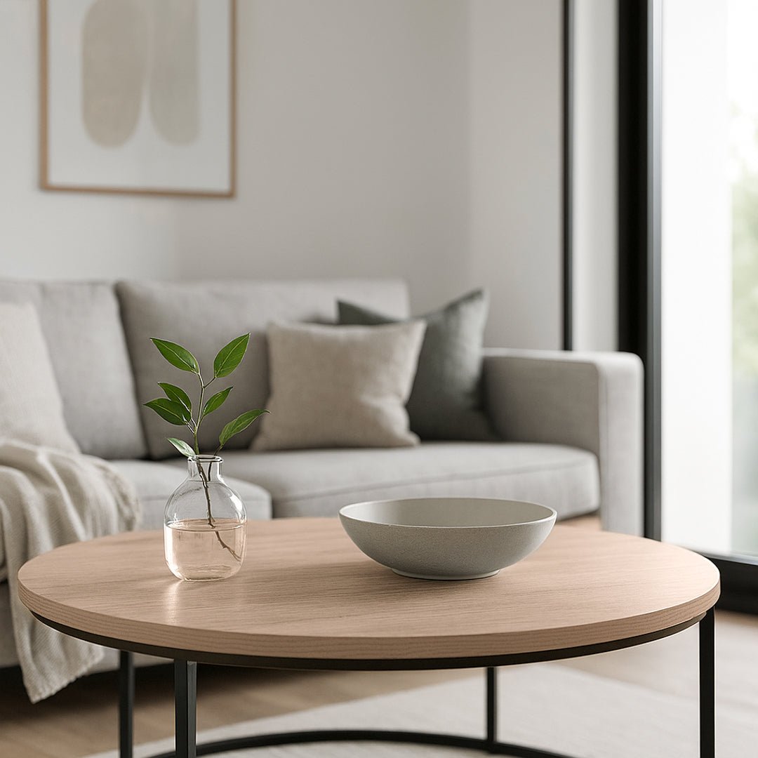 Lyst og moderne stueinteriør med rund stuebord fornyet med Sonoma Eik Lys kontaktplast – naturlig stil med nordisk preg