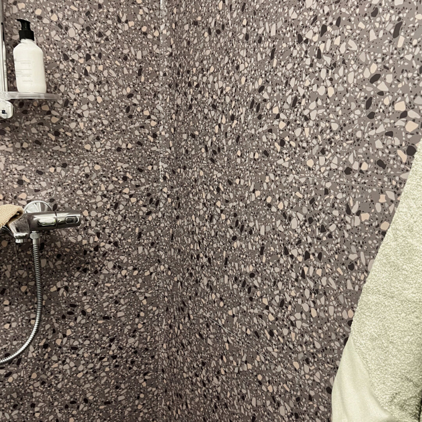 Bad med Clemont terrazzo fliser i brune og kremfargede nyanser