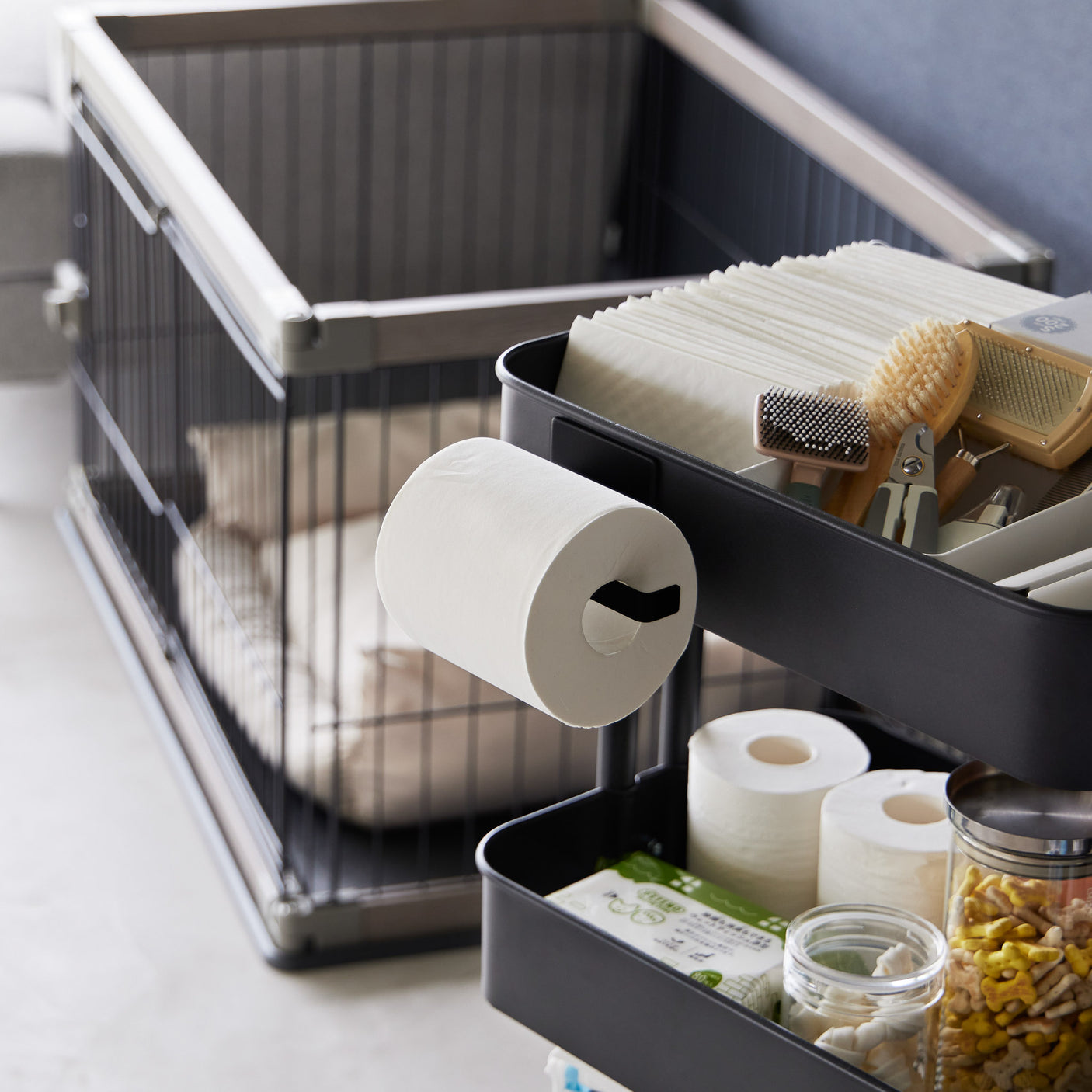 Baderom med sort dorullholder montert på metallflate.