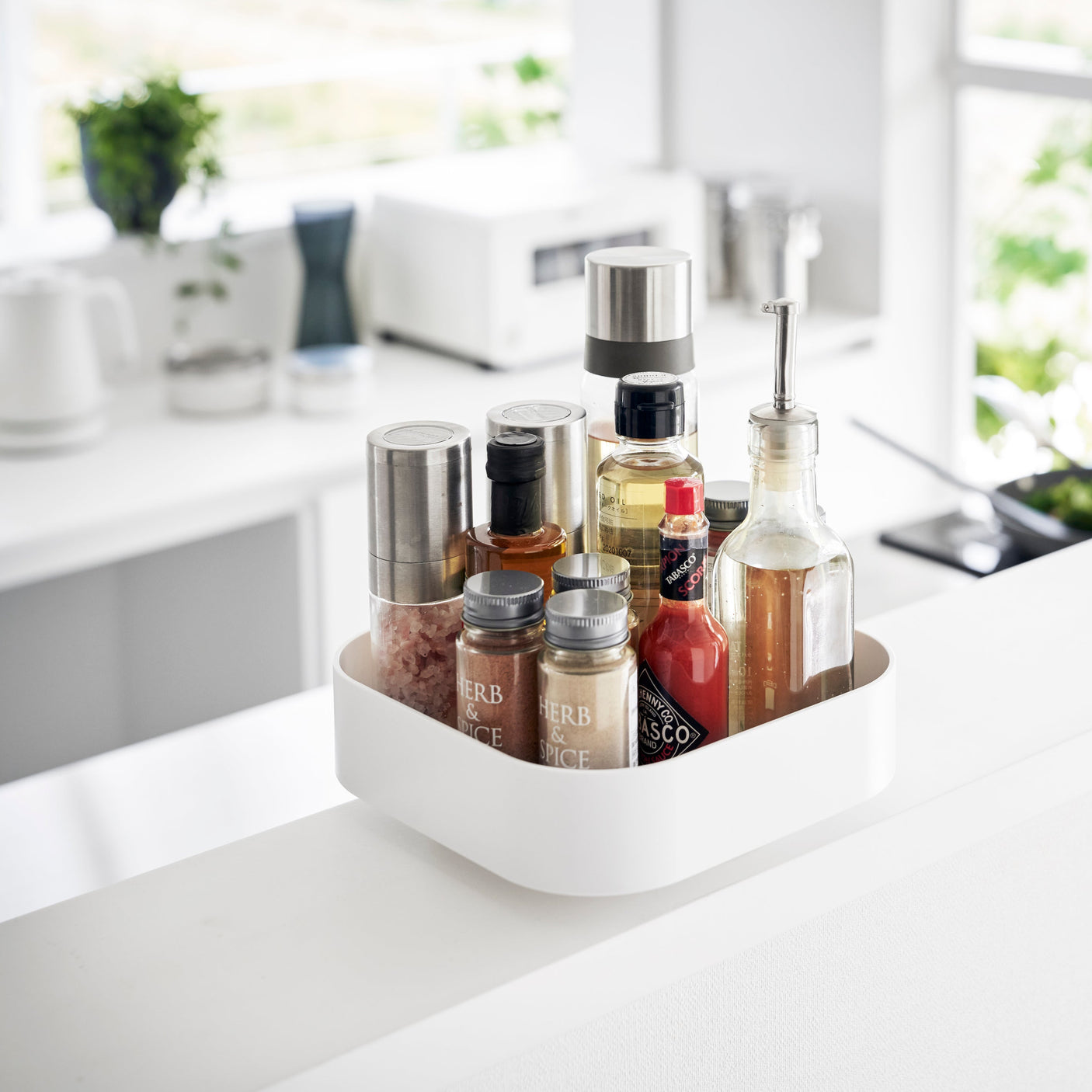 Hvit roterende oppbevaringsbrett for enkel organisering.