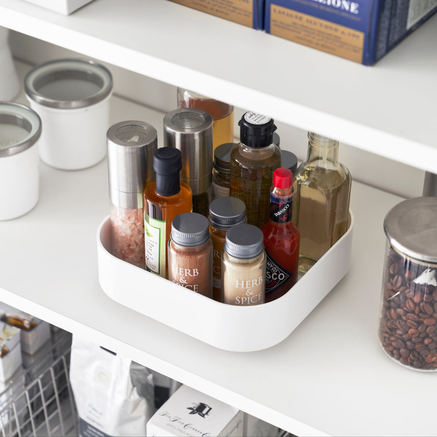 Plassbesparende brett med høy kant for stabilitet.