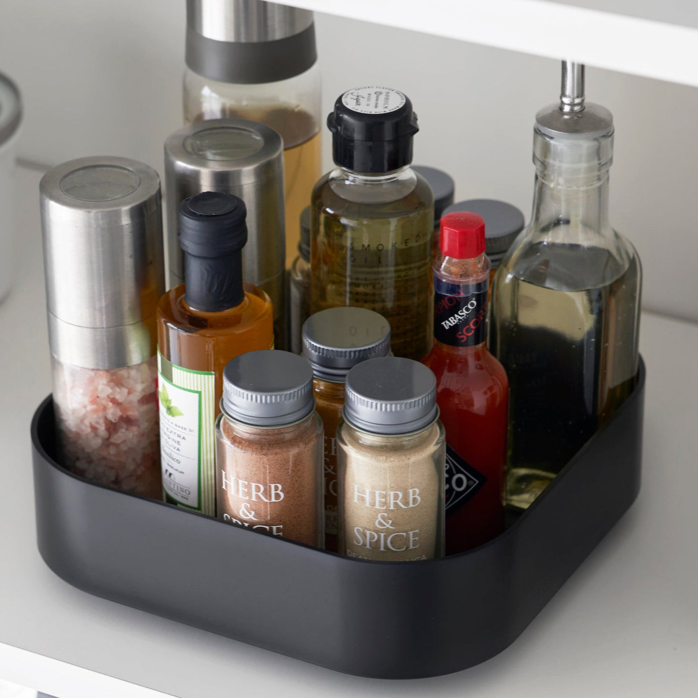 Oppbevaringsløsning som passer til krydder, sauser og matoljer.