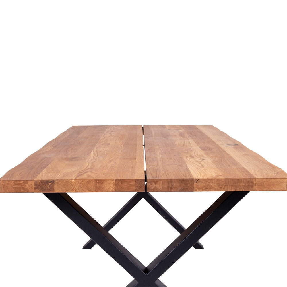 Kvadratiskt produktfoto av ett långt naturligt eikebord med svart stålunderstell