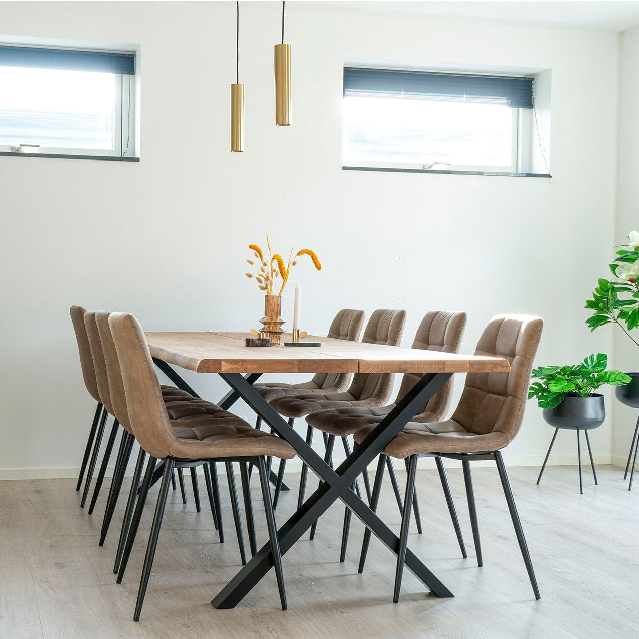 Naturligt ekbord på 240 cm med moderna stålben, kvadratiskt produktfoto