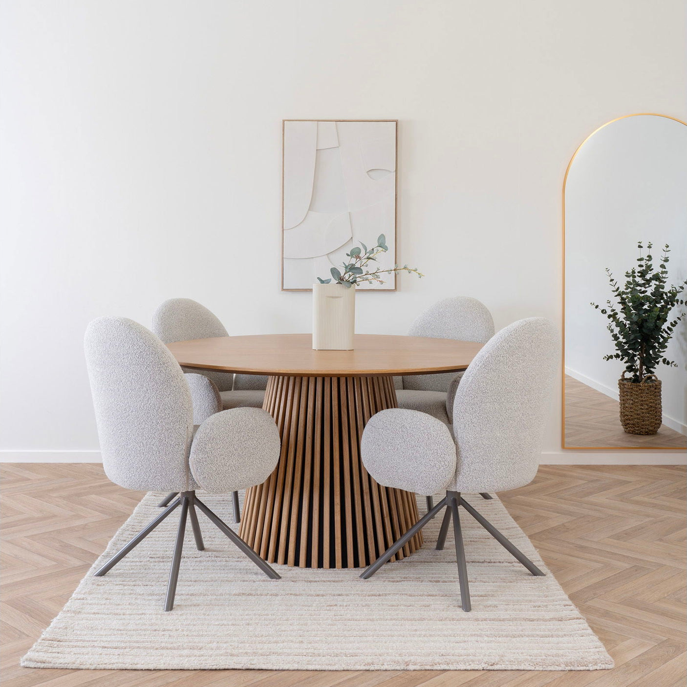 "Rundt spisebord natur eik med lamellfot fotografert i kvadratisk format"