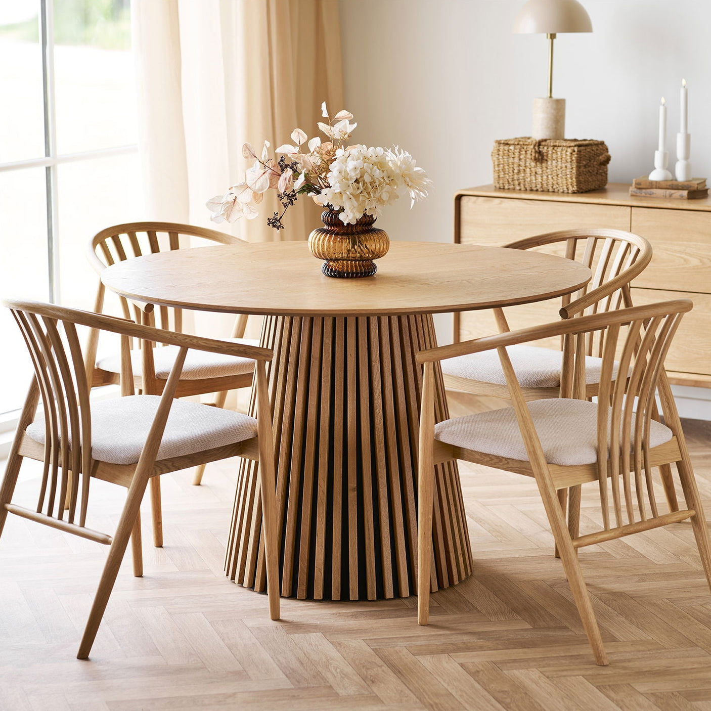 "Rundt spisebord 120 cm i natur eik med dekorativ lamellfot fotografert kvadratisk"