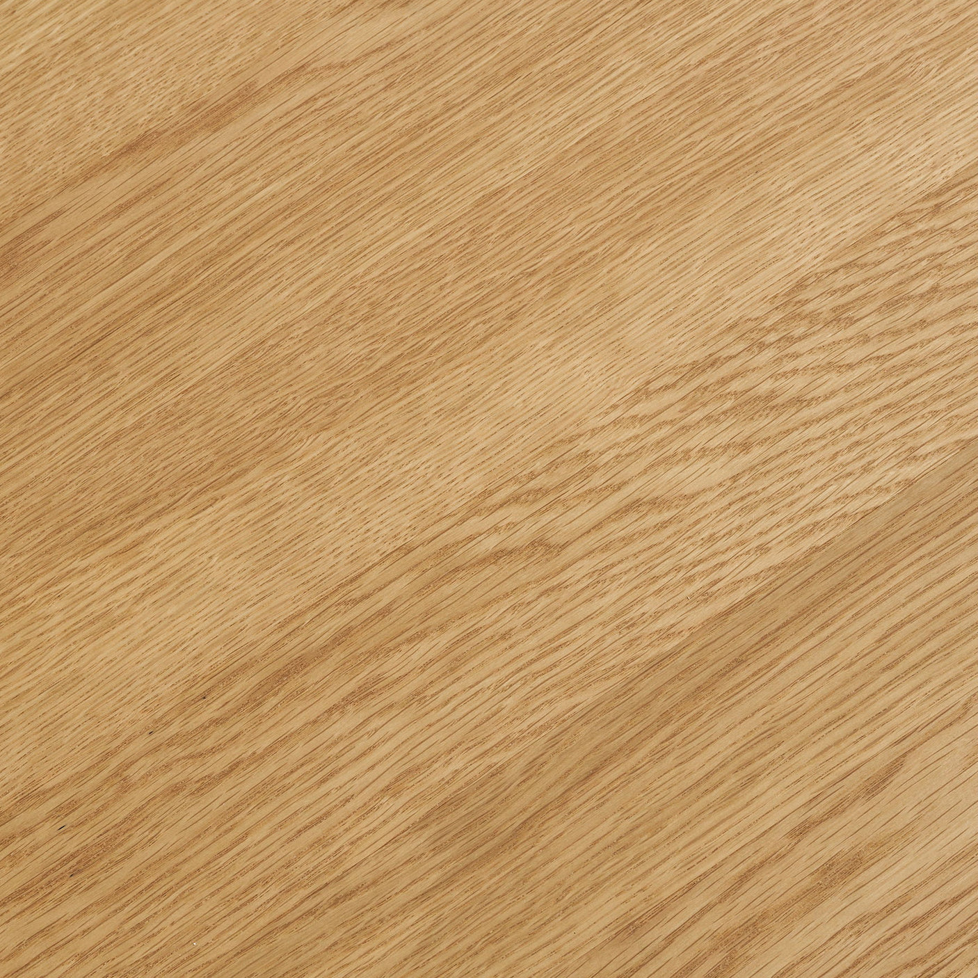 "Natur eikefiner spisebord med rund plate og lamellbase sett i kvadratisk format"