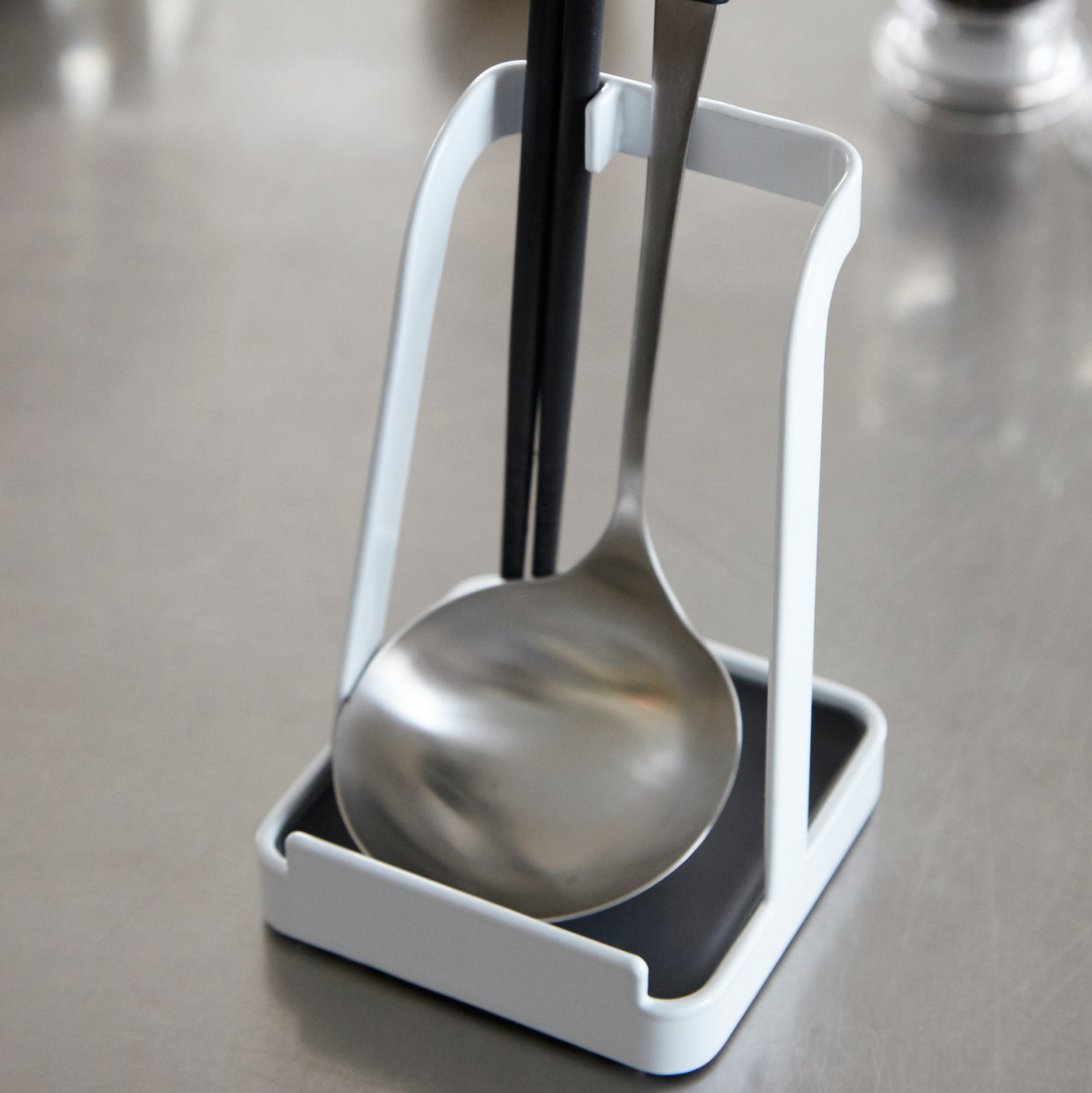 Praktisk oppbevaring for matlagingstilbehør.