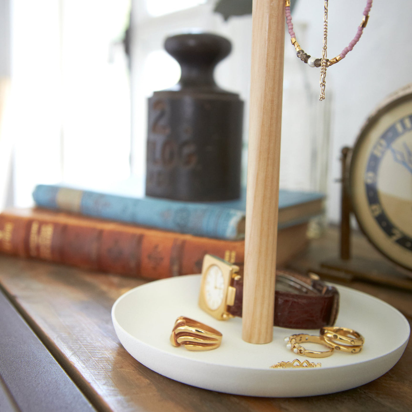 Smykketre for organisering av armbånd, kjeder og ringer.