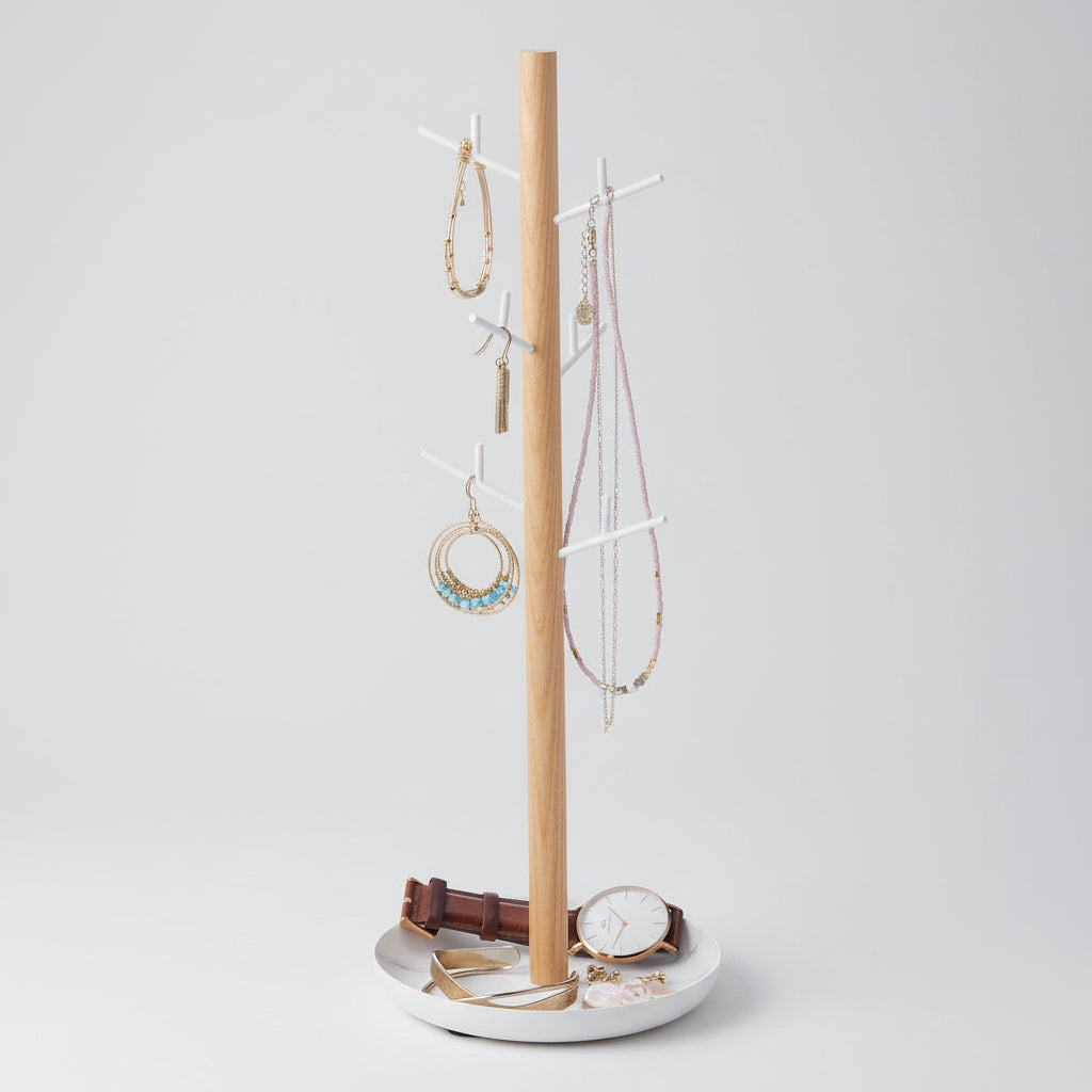 Smykketre som kombinerer dekorativt utseende og oppbevaringsmuligheter.