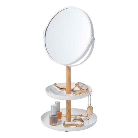 Bilde av speilet og trestangen som holder det på plass.