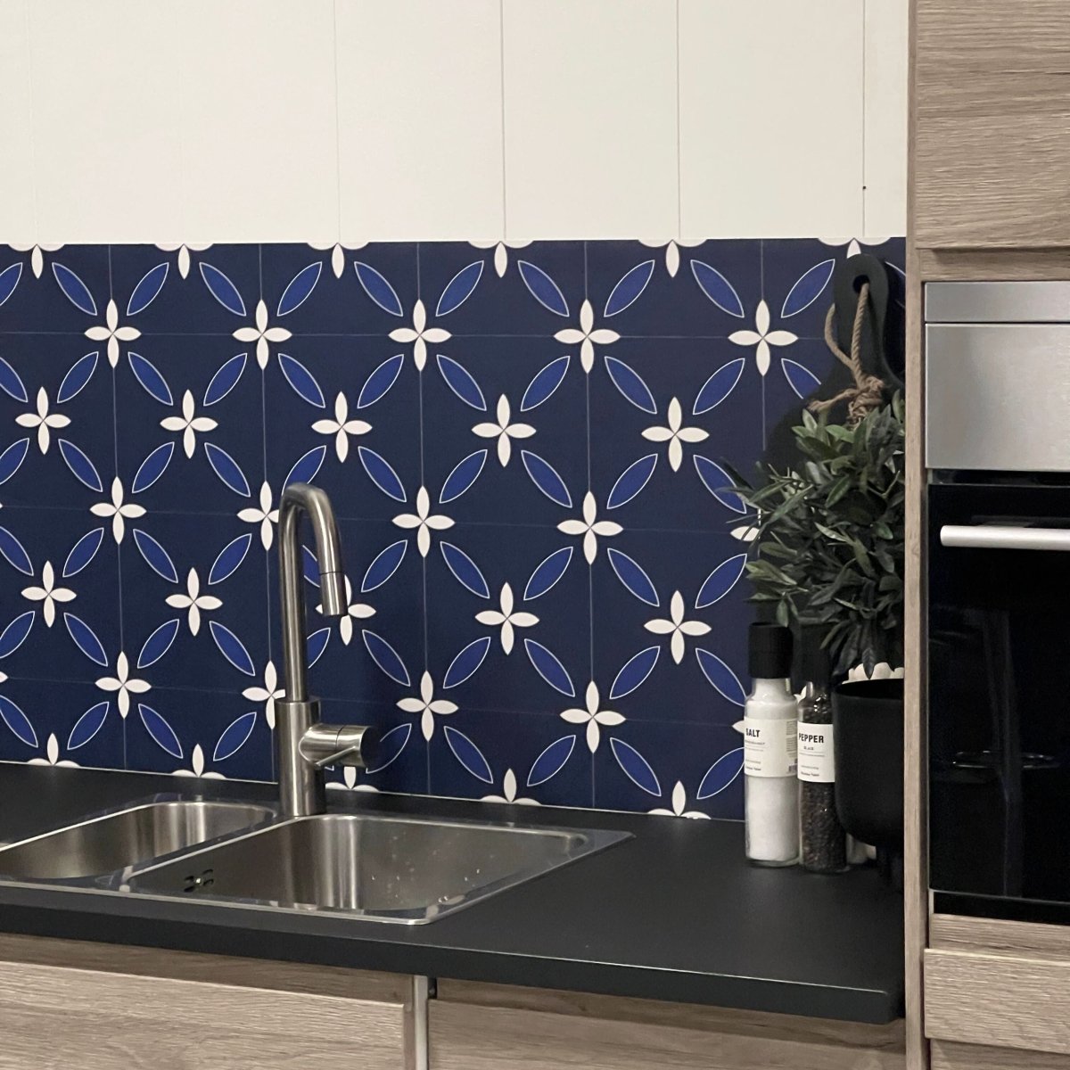 Classic Navy selvklebende backsplash - Lindas Dekor