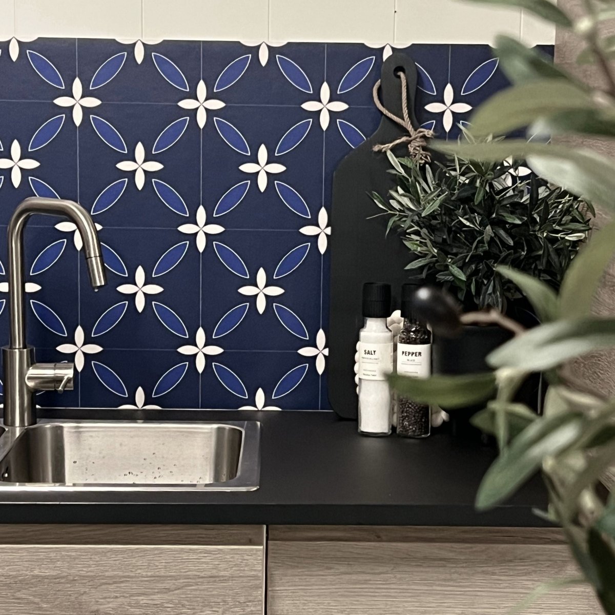 Classic Navy selvklebende backsplash - Lindas Dekor