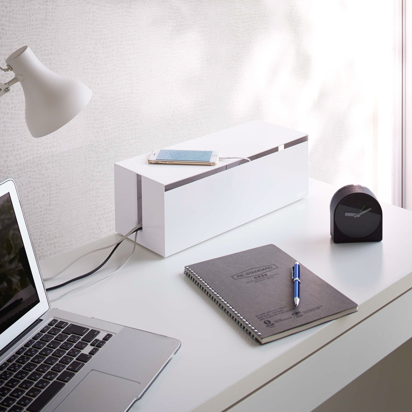 Skjult kabellagring i moderne hvit oppbevaringsboks.