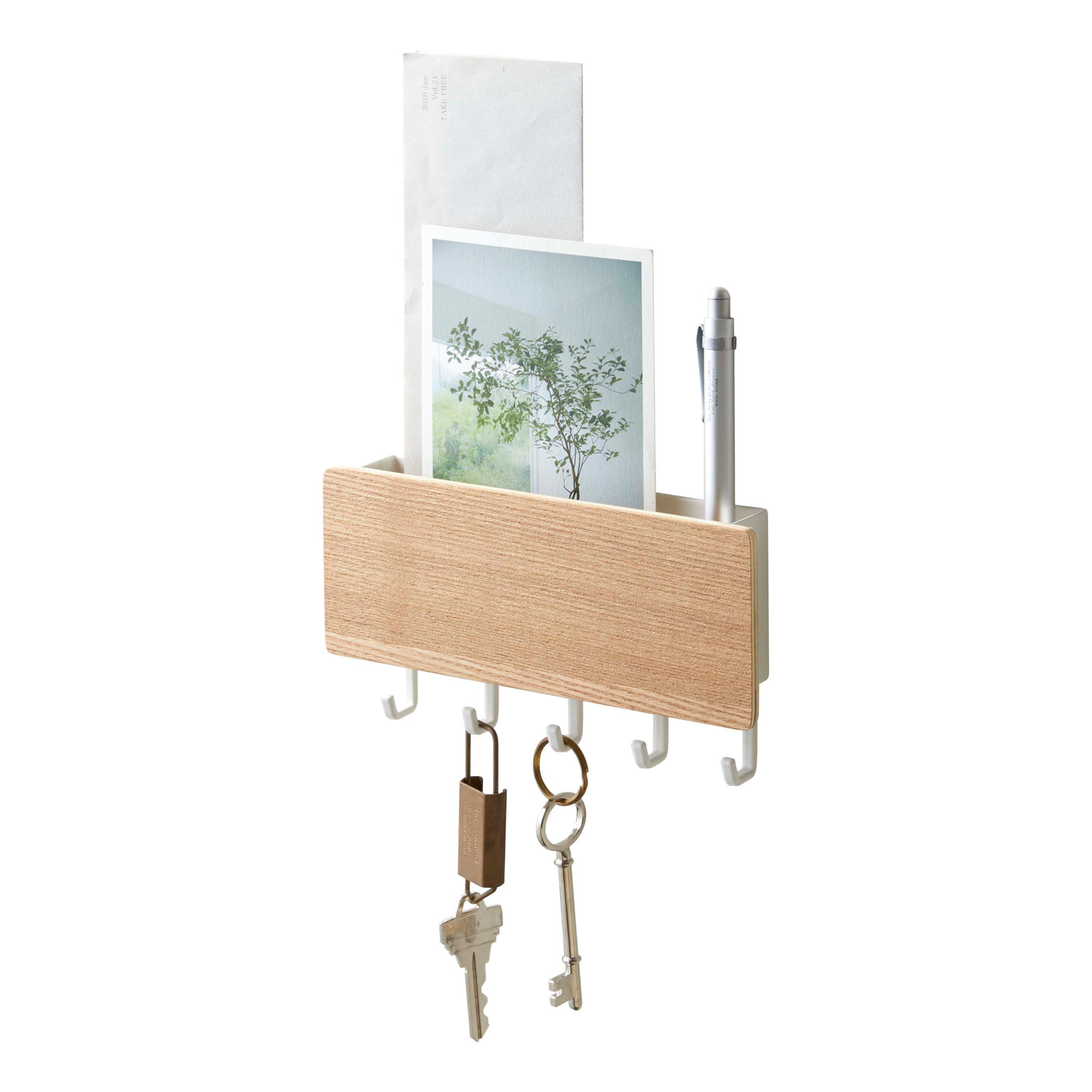 Magnetisk veggmontert nøkkelholder i hvit med kroker og liten hylle – med nøkler og post