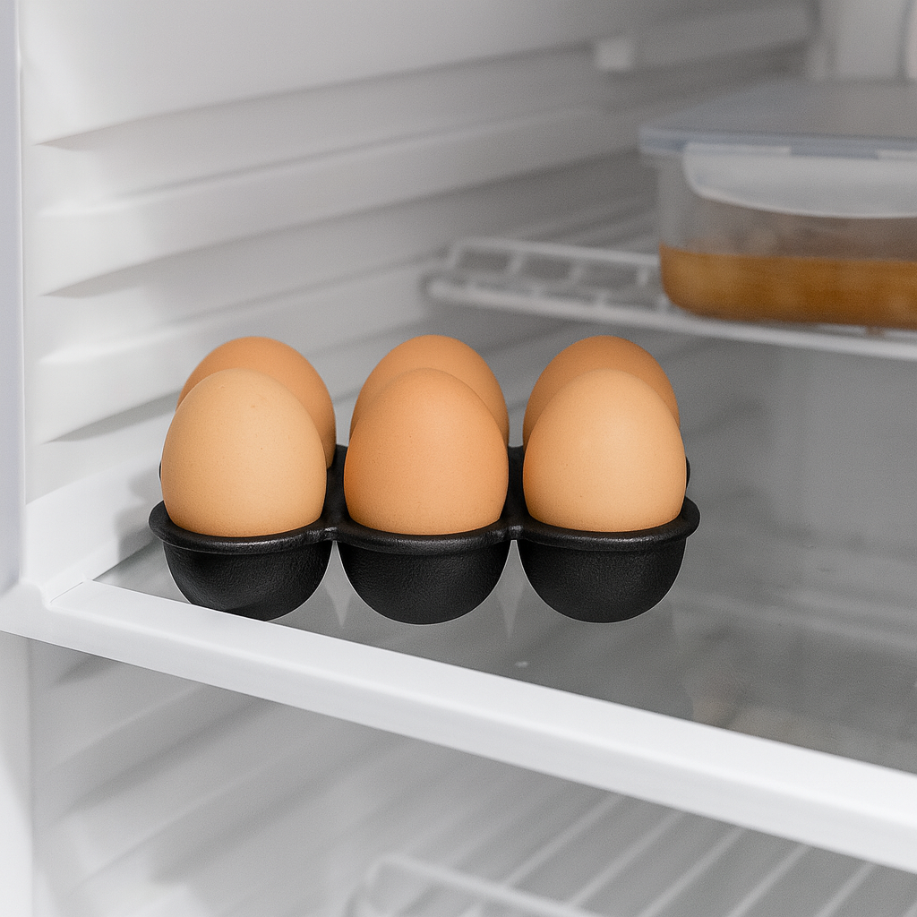 Egg lagt i en beholder inne i kjøleskapet