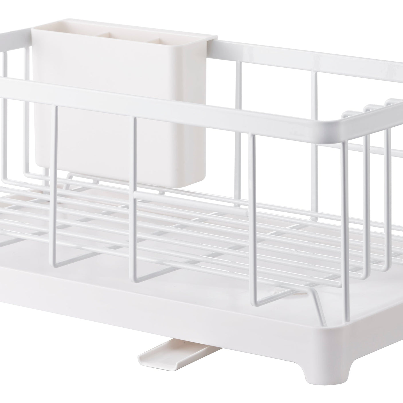 Organisert kjøkkenbenk med hvitt oppvaskstativ.