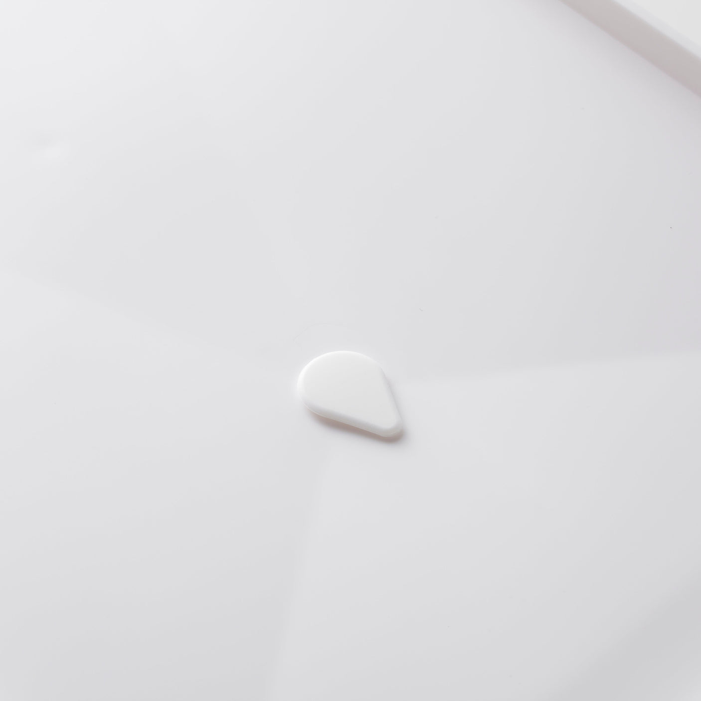 Minimalistisk oppvaskstativ i hvitt metall, perfekt for en ryddig og funksjonell kjøkkenstil.