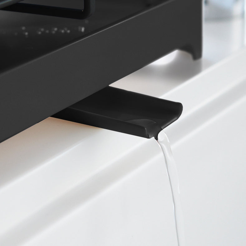 Nærbilde av drypprenna. Vannet renner ordnet ned i vasken.