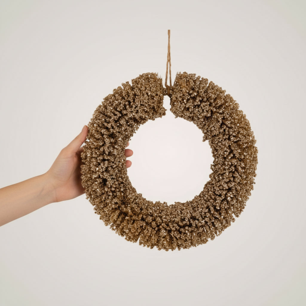 Gullkrans i metalltråd 40 cm hengt opp med snor, produktbilde mot lys bakgrunn