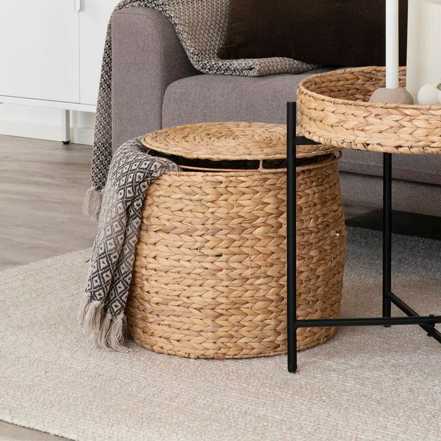 Kurv i flettet sjøgress med lokk, dekorativ og praktisk oppbevaring som passer perfekt i stue med naturlig og skandinavisk interiør