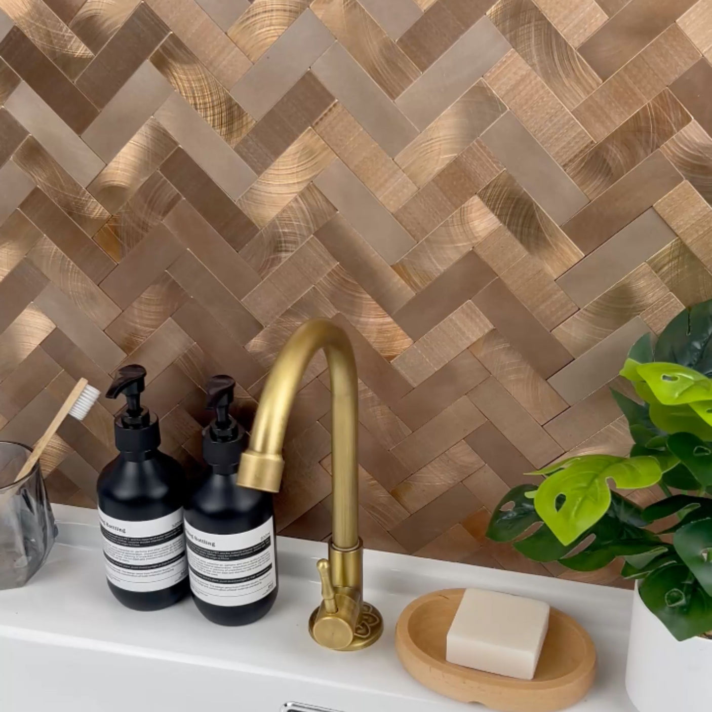 Fiskebeinsmønster veggfliser Sofie i bronse for elegant veggdekor