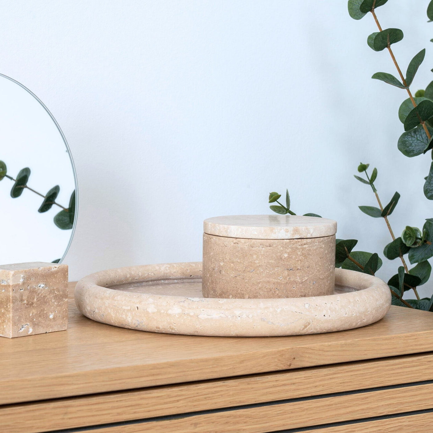 Med Nordic House sitt dekorative fat får man et rustikk og antikk preg i stuen.