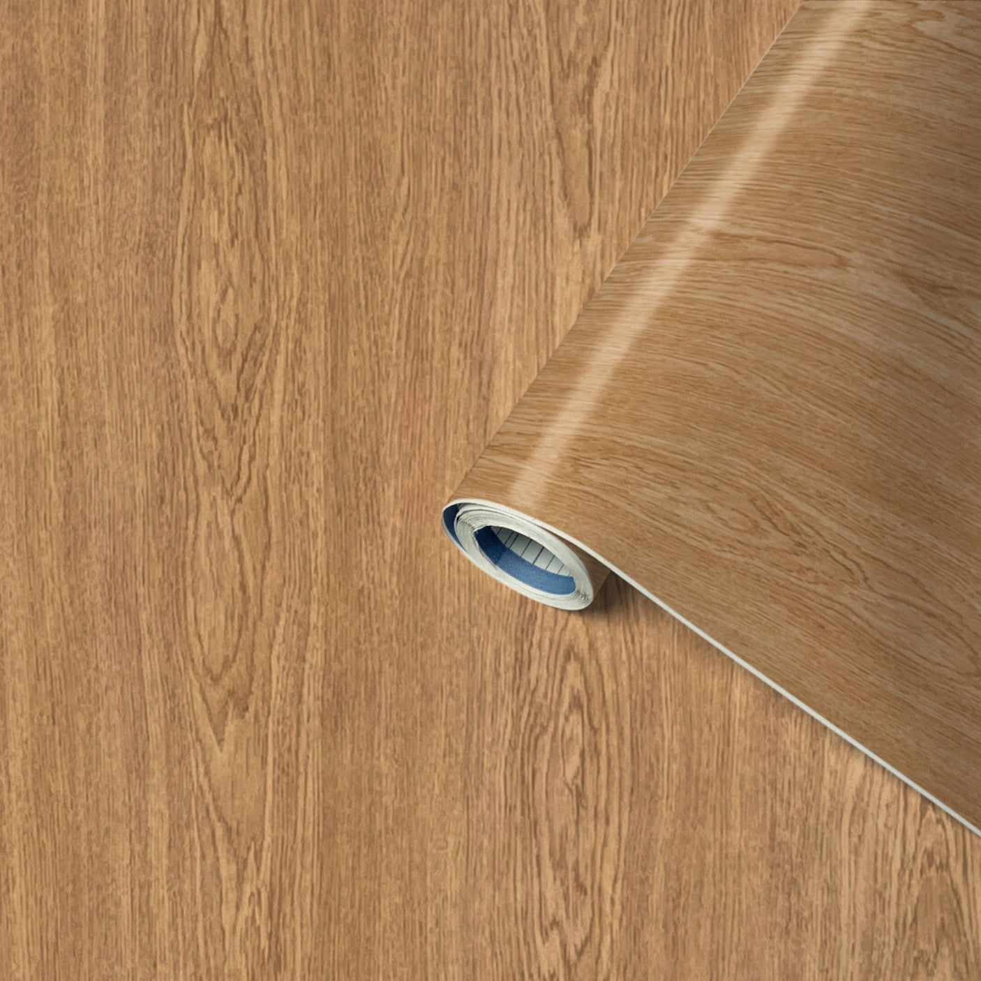 Rull med kontaktplast i naturtro eikemønster rulles ut over en matchende overflate.