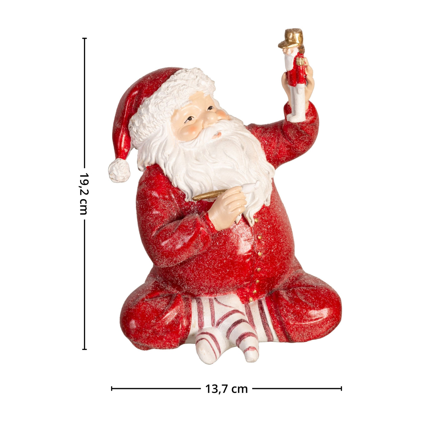 Dekorativ nissefigur i rød drakt, sittende med en liten gullfigur i hånden, 13,7x12,3x19,3 cm – julepynt i polyresin.