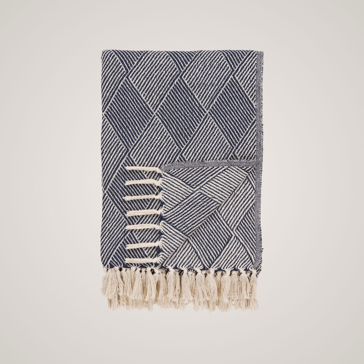 Izmir pledd er et nydelig pledd i et tidløst og varmt design som tilfører hjemmet eller hytta en lun og trivelig atmosfære.