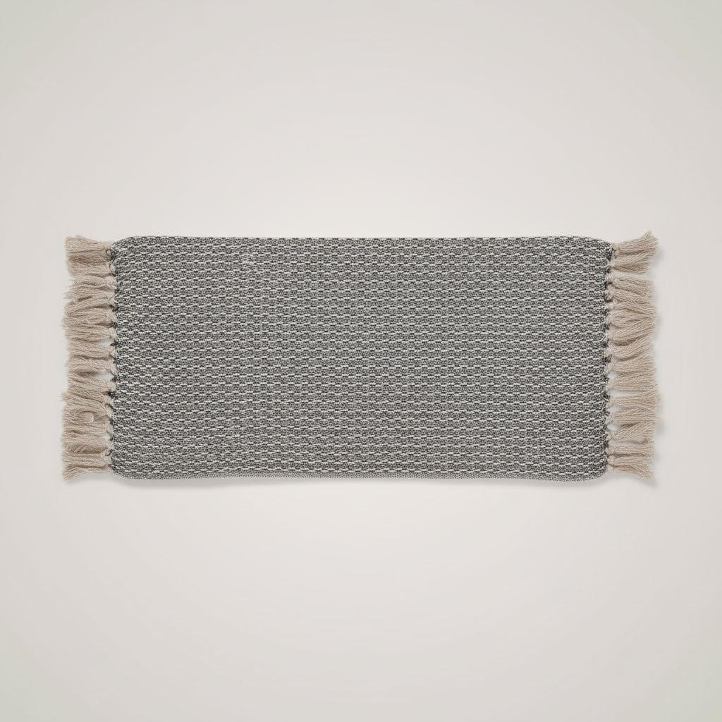 Cort pledd er et nydelig pledd i grå toner som tilfører en lun og nostalgisk følelse til hjemmet.