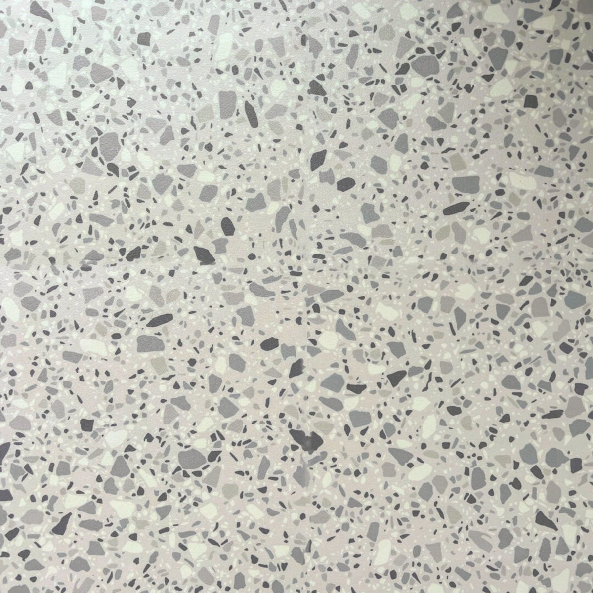 London-terrazzo selvklæbende fliser imiterer terrazzo i lyse og beige farver. De passer derfor godt ind i nordiske hjem med lyse og kolde toner.