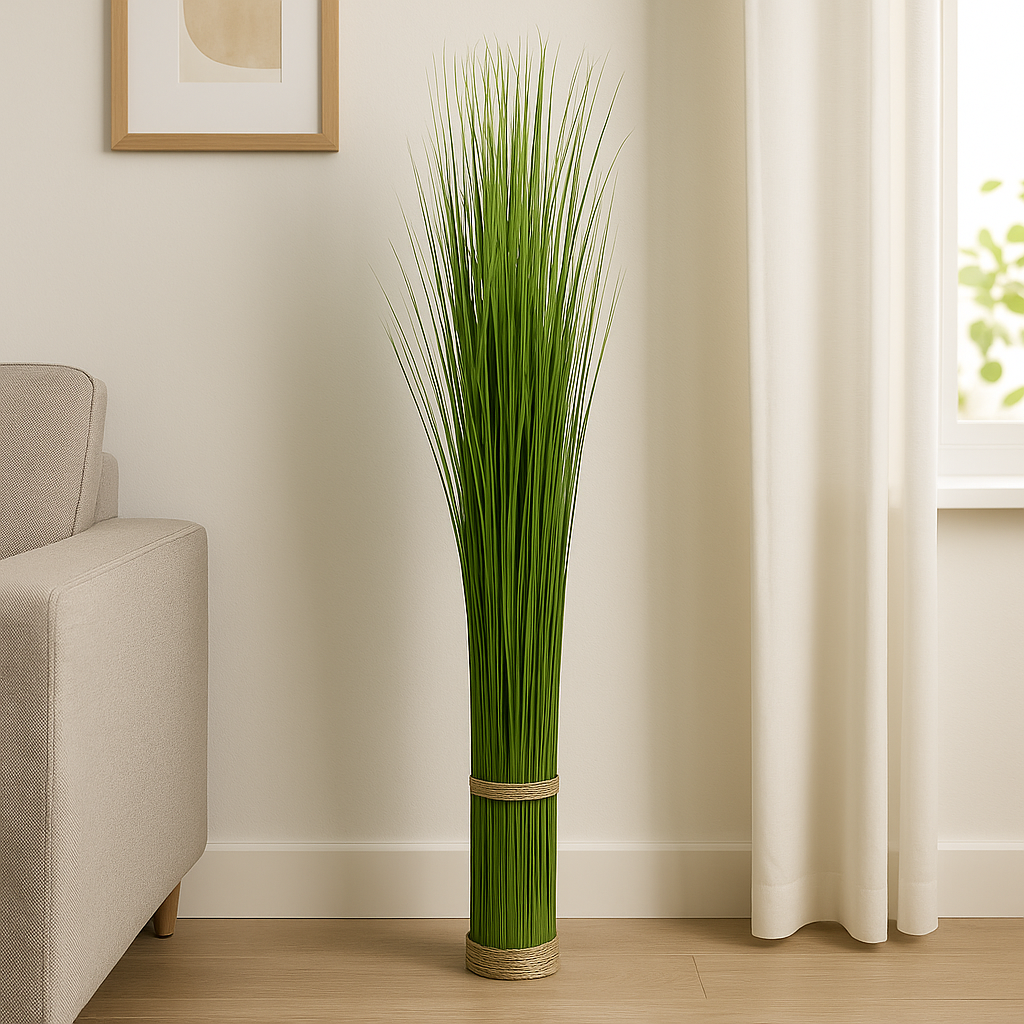 Kunstig gressplante 115 cm høy, stylet i en lys stue ved sofa og vindu – naturtro og dekorativ.