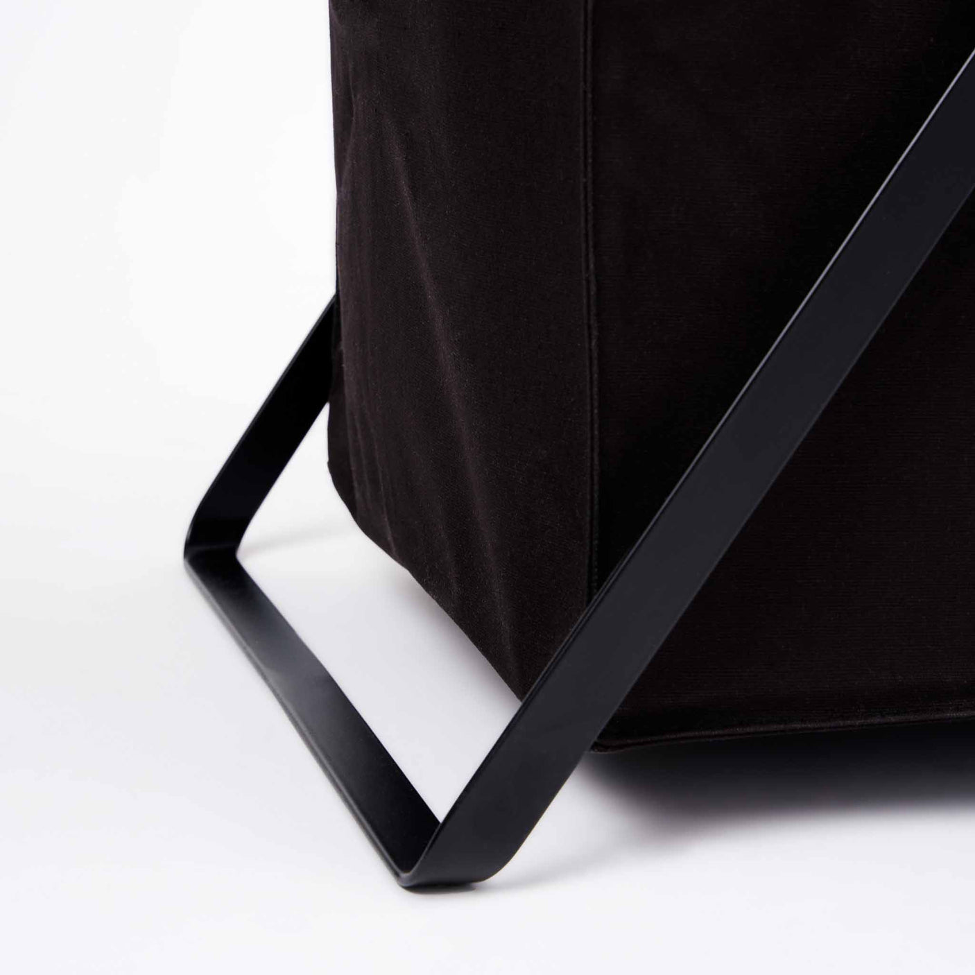 Detaljbilde av stålramme på sammenleggbar vaskekurv føtter