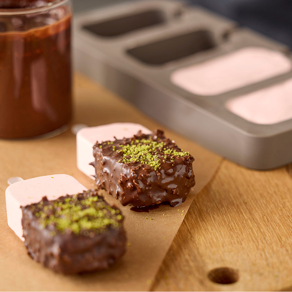 Silikonform til hjemmelaget is med plastpinner