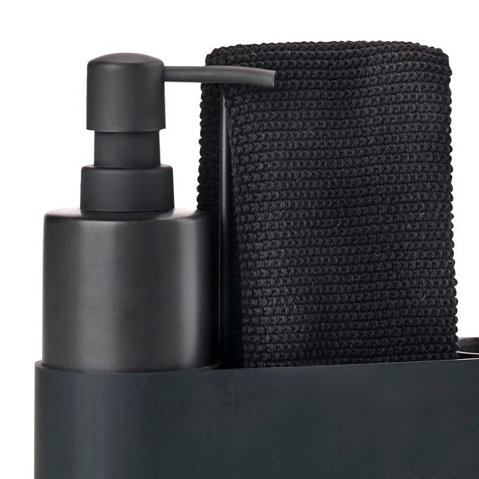 Nærbilde av sort såpedispenser og strikket oppvaskklut i Singles serien