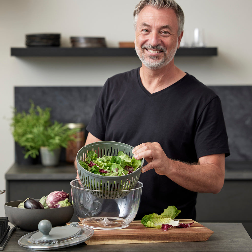 Salatsentrifuge med sklisikker bunn og lokk med dreieknapp