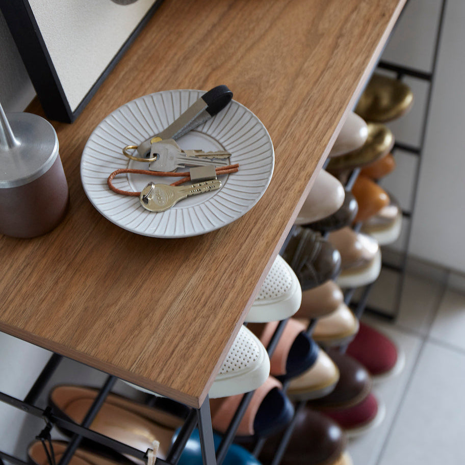 Plassbesparende skohylle med stabil metallramme.