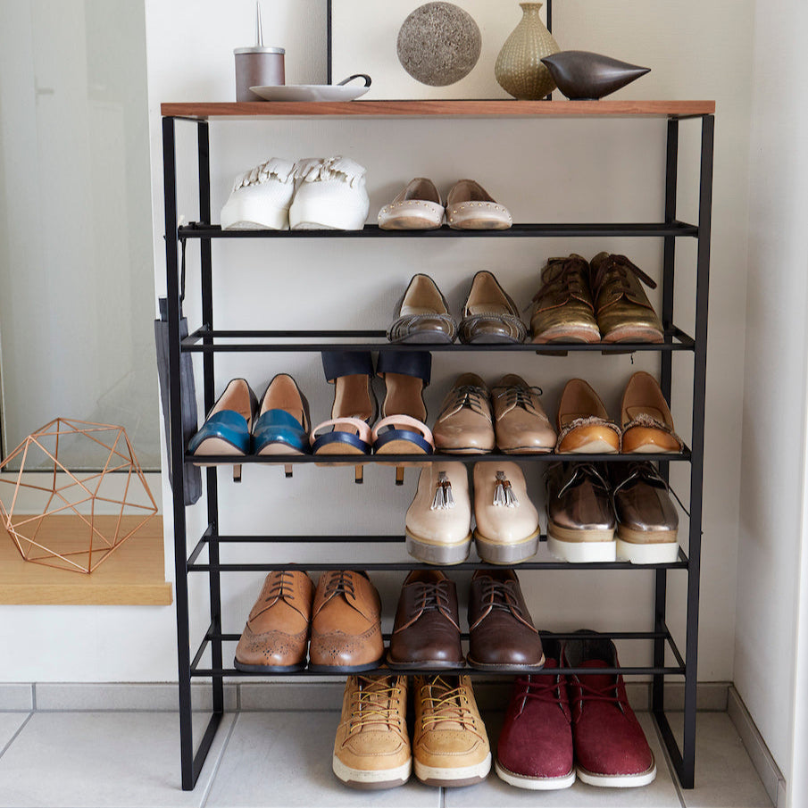 Sort skohylle med treplate for oppbevaring av småting.