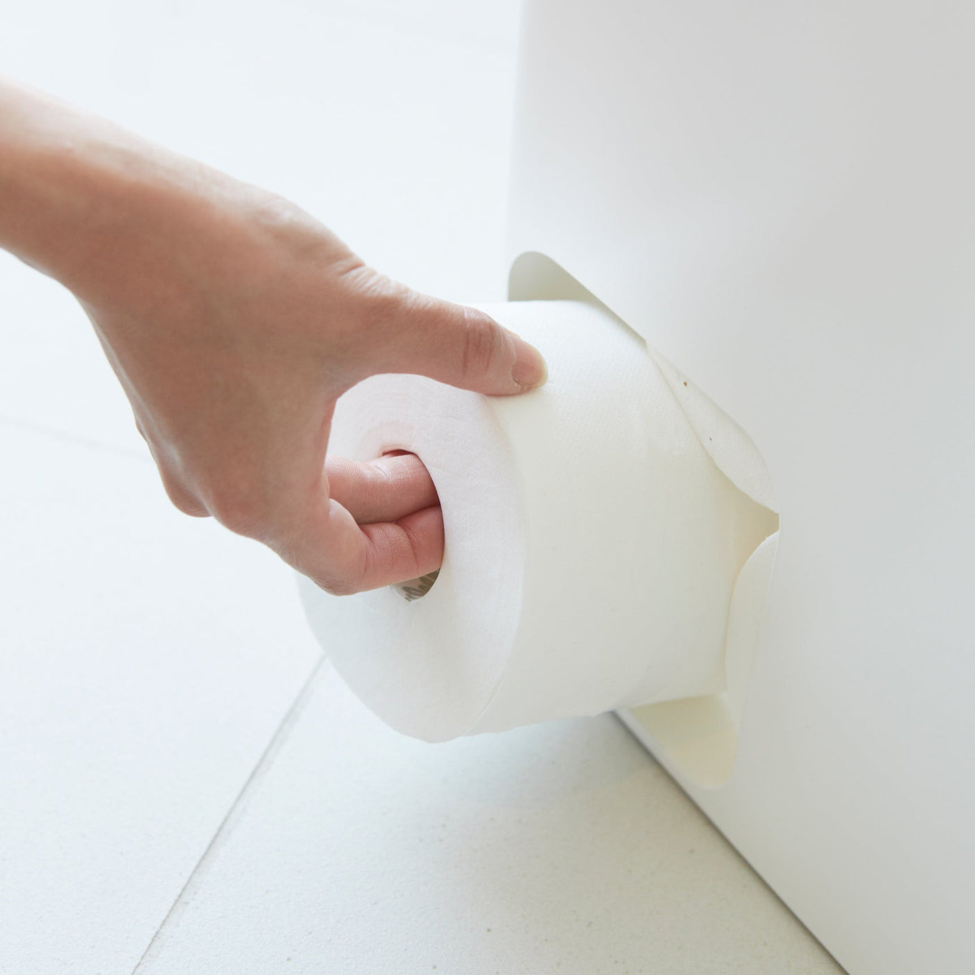 Stilrent og plassbesparende dorullholder for et ryddig baderom.