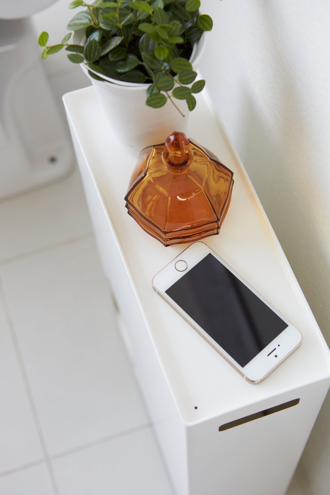 Moderne toalettpapirstativ i metall med minimalistisk design.