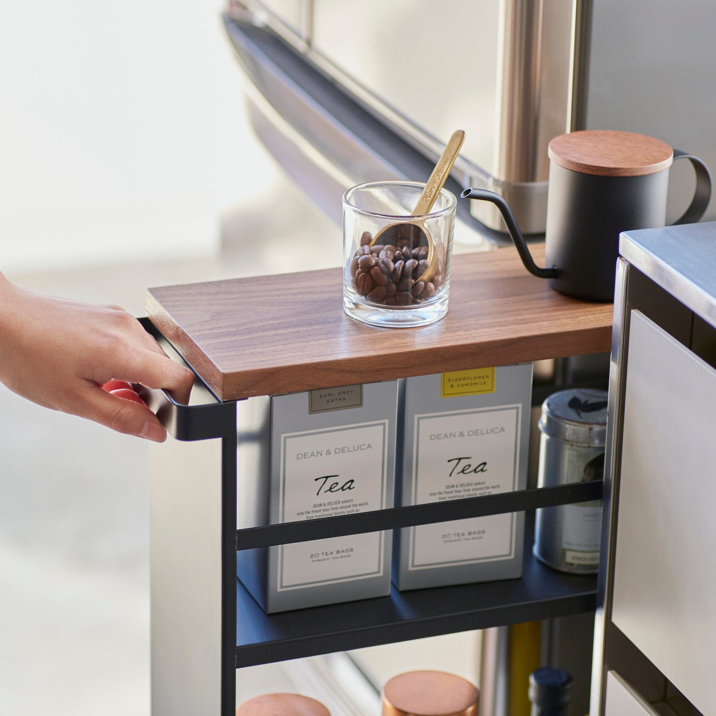 Smal oppbevaringsvogn med hjul, perfekt for trange rom.