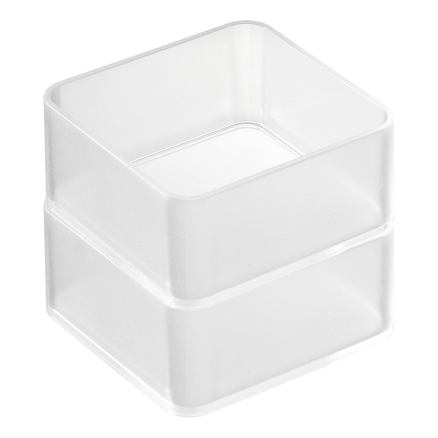 Små, plassbesparende bokser for effektiv organisering.