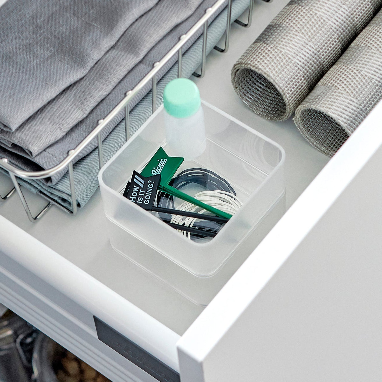 Perfekte bokser for organisering av småting i skuffer og hyller.