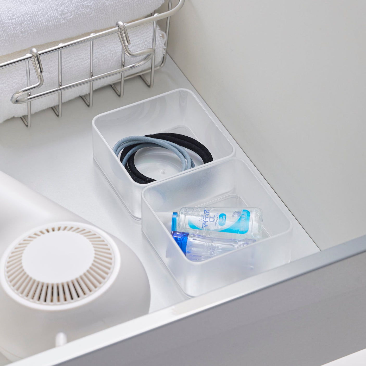 Kompakte og praktiske oppbevaringsbokser for hjem eller kontor.