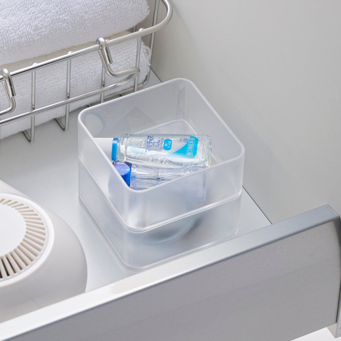 Slitesterke plastbokser for oppbevaring av smykker og tilbehør.